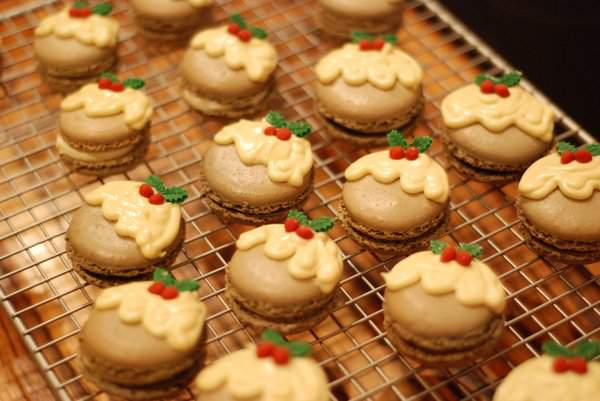 Christmas pudding macarons 2