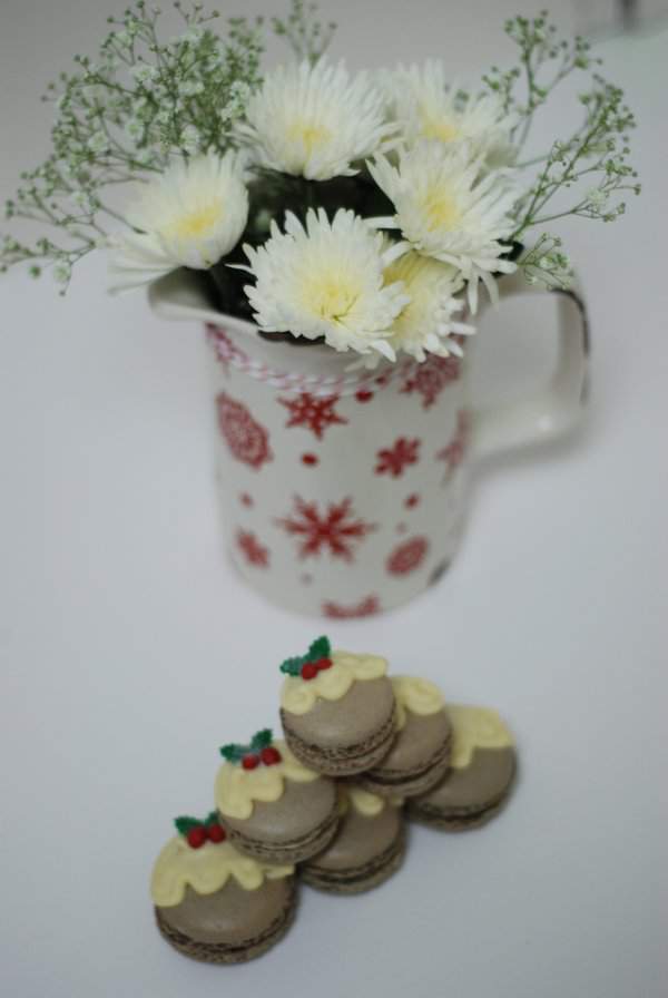 Christmas pudding macarons 3